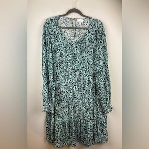 Flowy floral dress w/keyhole detail on back & beautiful button detail on sleeves